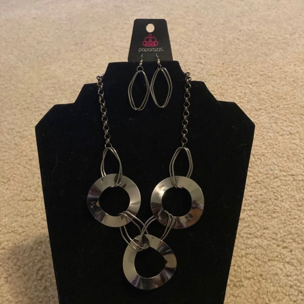 🦉Paparazzi earrings and necklace🦉